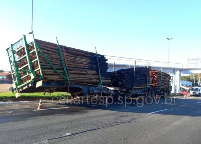 Carreta bitrem carregada com madeira pega fogo em Itapetininga