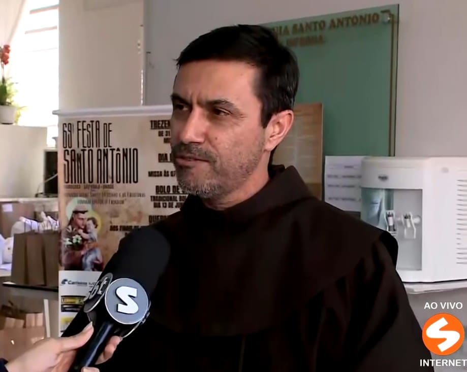 Padre na Festa de Santo Ant&ocirc;nio.