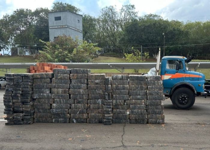 Por&ccedil;&otilde;es de maconha que estavam no caminh&atilde;o