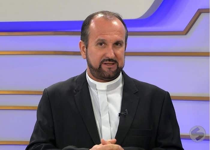 Imagem do Padre Fernando Giuli no est&uacute;dio da TV Sorocaba SBT