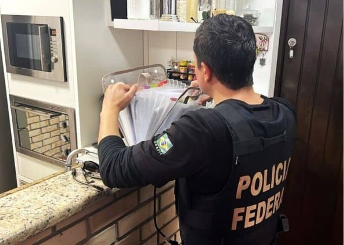 Imagem da Pol&iacute;cia Federal deflagrando opera&ccedil;&atilde;o