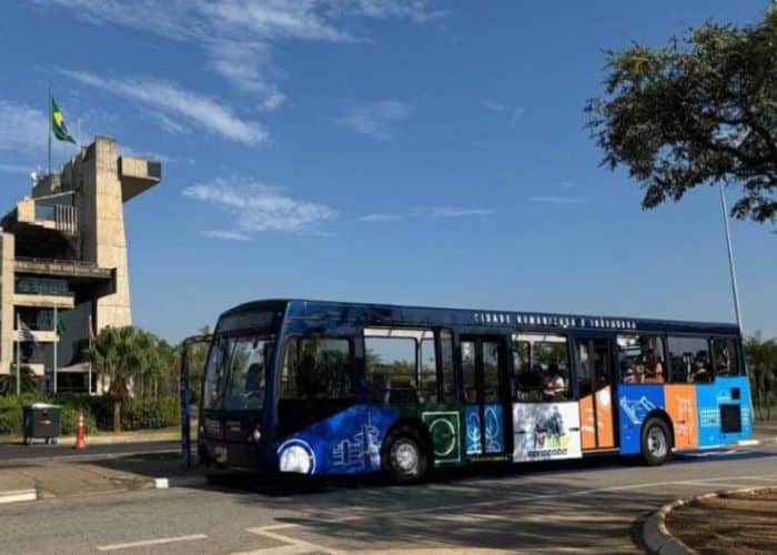&Ocirc;nibus que realiza o passeio