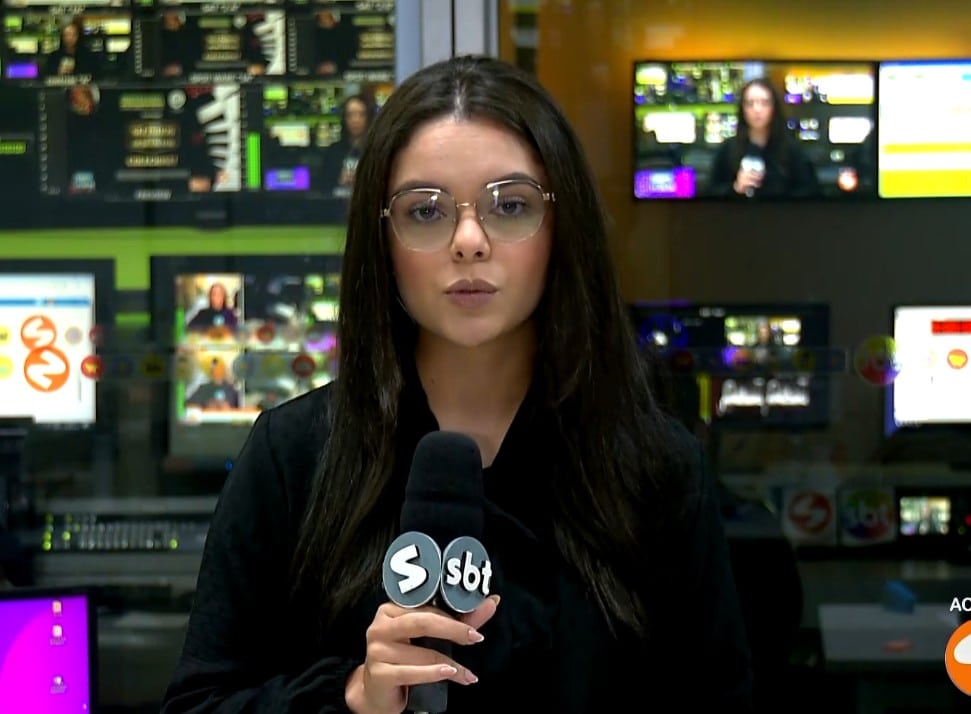 Rep&oacute;rter Fernanda Sena falando sobre.