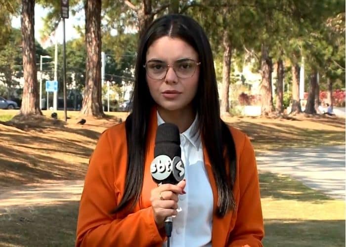 Rep&oacute;rter Fernanda Sena falando sobre a opera&ccedil;&atilde;o.