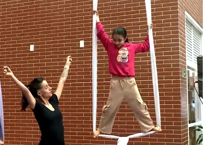 Menina brincando com instrutora.