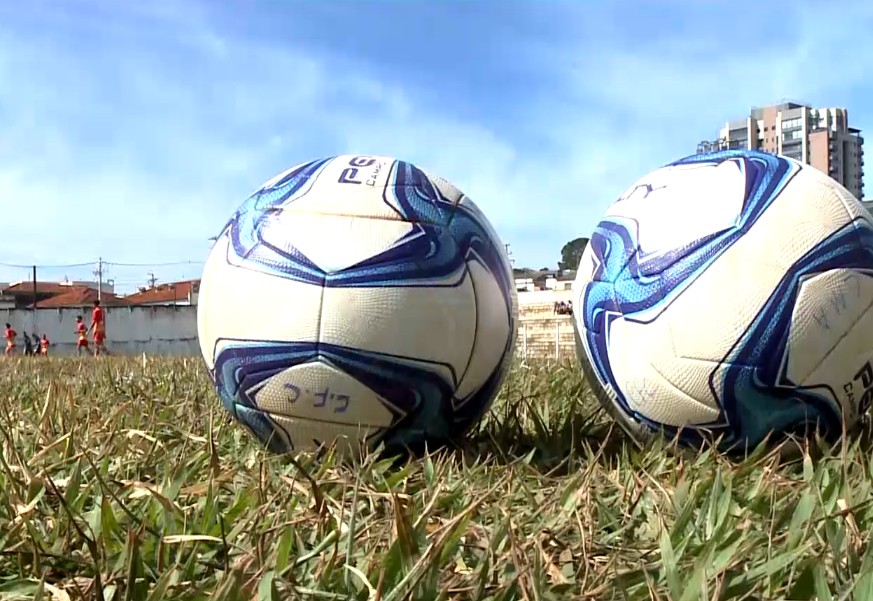 Bola de futebol no campo.