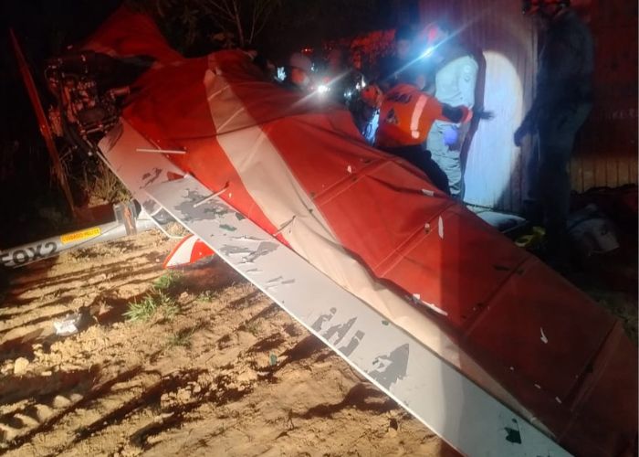 Imagem da asa de um avi&atilde;o que caiu em Iper&oacute;