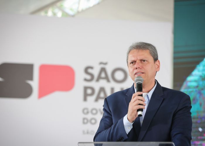 Imagem do Governo Tarc&iacute;sio de Freitas fazendo an&uacute;ncios