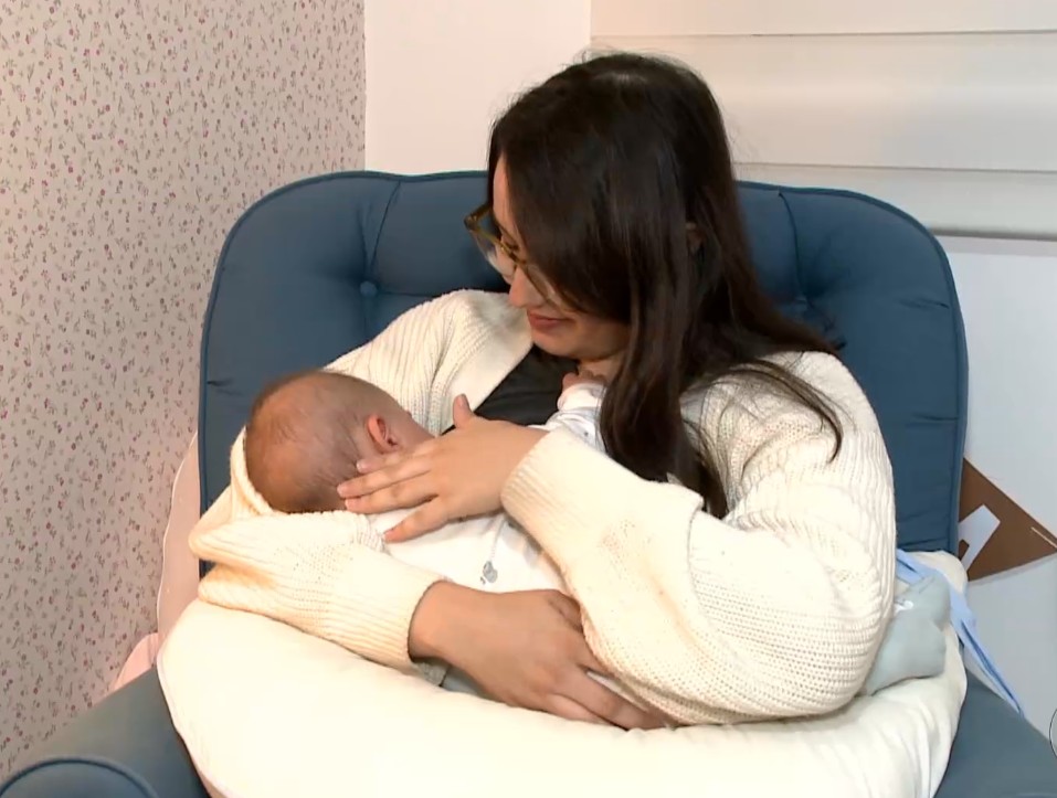 M&atilde;e amamentando o filho.