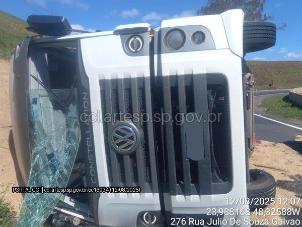 Carreta tomba em al&ccedil;a de retorno da rodovia Francisco da Silva Pontes, em Cap&atilde;o Bonito