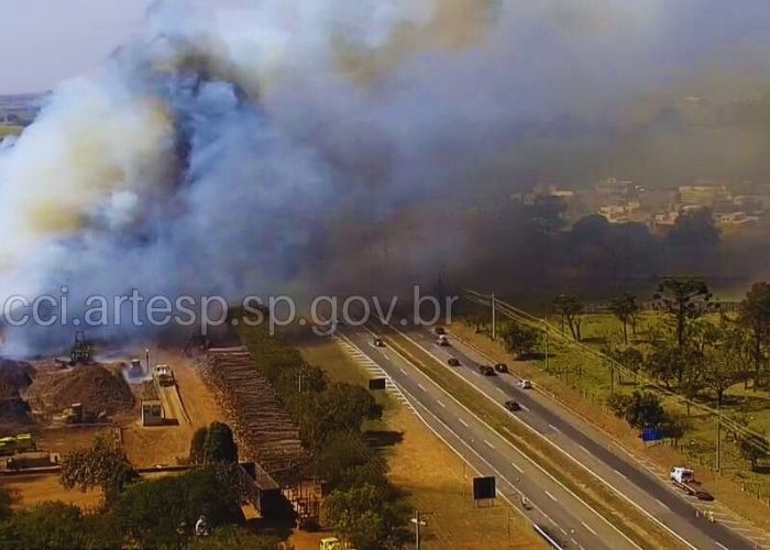 Inc&ecirc;ndio interdita totalmente a rodovia SP-127 em Tatu&iacute;