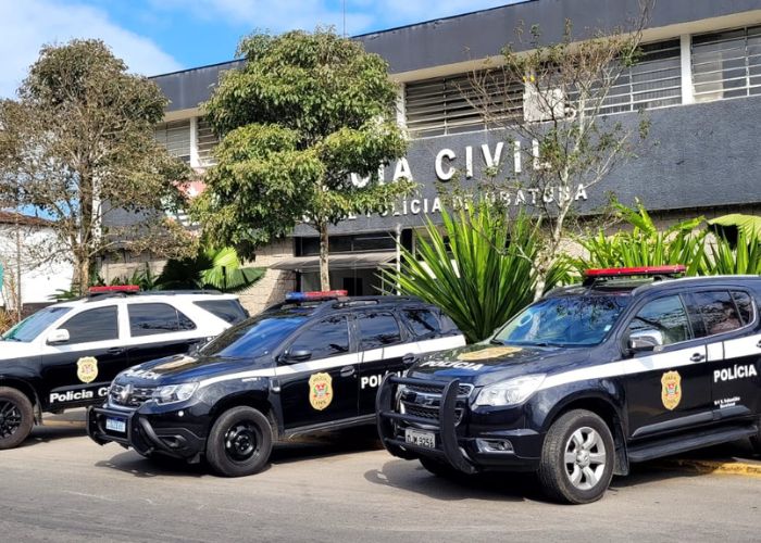 Fachada da Delegacia de Ubatuba com viaturas