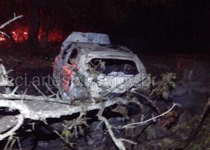 Passageiro morre carbonizado após carro capotar e pegar fogo na SP-300 em Tietê