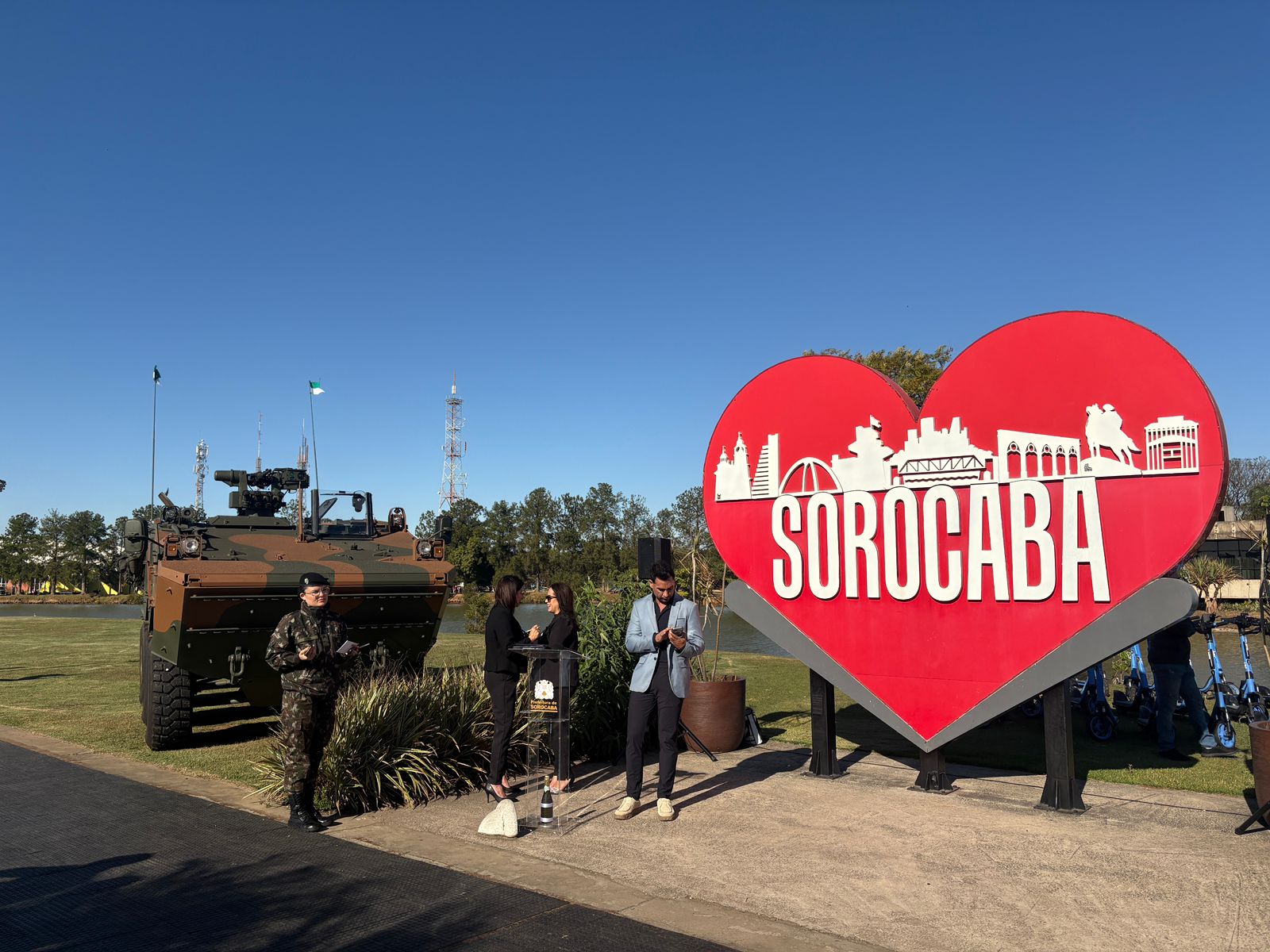 Imagem de um totem de cora&ccedil;&atilde;o com nome da cidade de Sorocaba e, ao lado, um tanque de guerra do Ex&eacute;rcito Brasileiro
