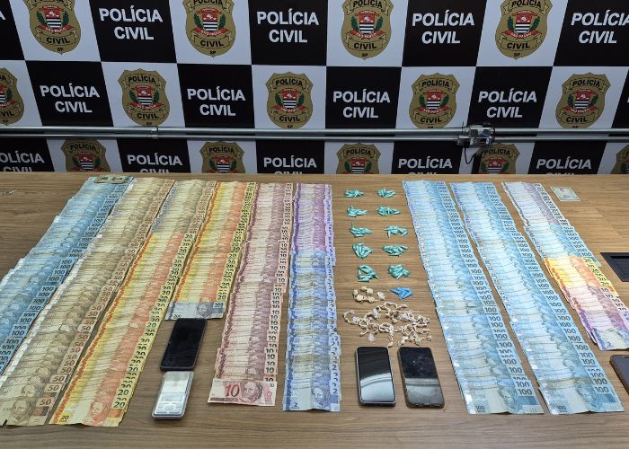 Imagem de dinheiro, drogas e aparelhos telef&ocirc;nico apreendido pela Pol&iacute;cia Civil