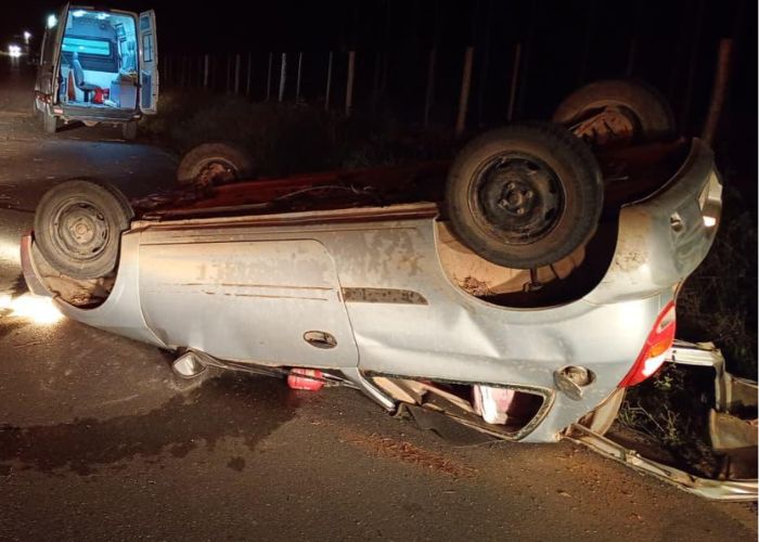 Imagem de um carro capotado em rodovia da regi&atilde;o de Sorocaba