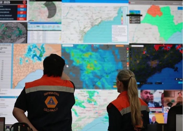 Imagem de agentes da Defesa Civil olhando as condi&ccedil;&otilde;es meteorologia