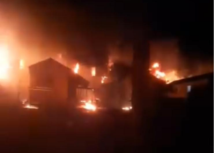 Inc&ecirc;ndio atinge f&aacute;brica em Buri