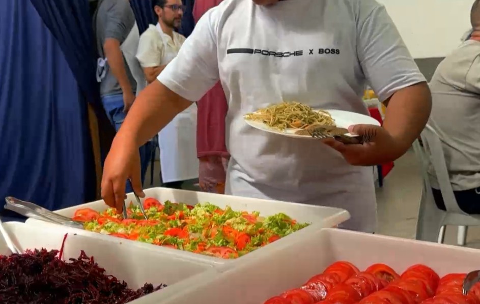Pessoa pegando comida.