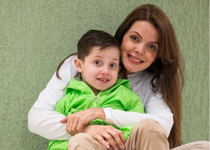 Menino Arthur e sua m&atilde;e