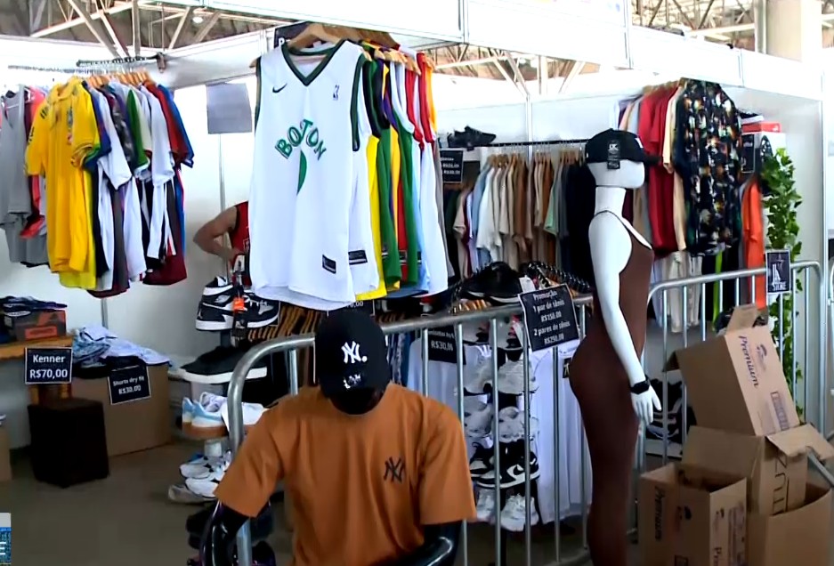 Exposi&ccedil;&atilde;o de roupas na Feira do Cerquilho.
