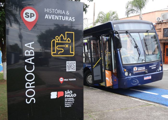 &Ocirc;nibus do City Tour em ponto de parada