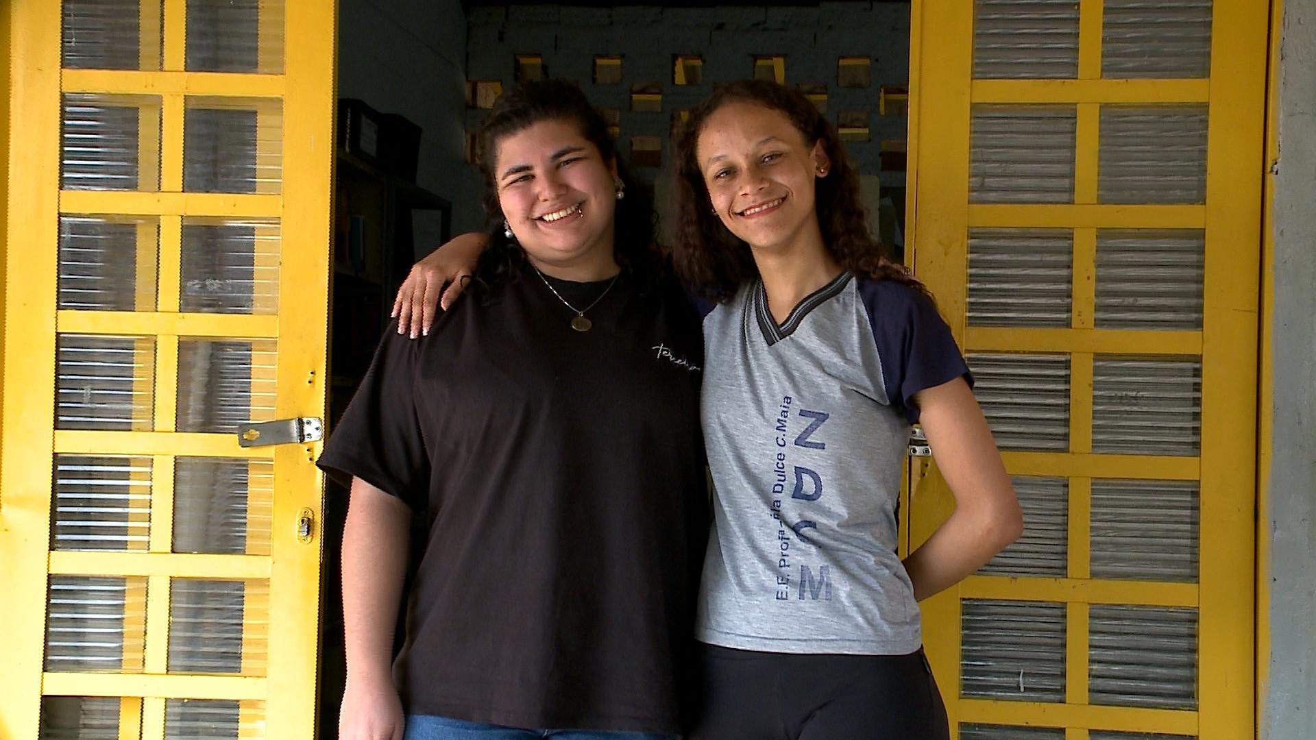 Os poemas s&atilde;o capazes de fazer a gente viajar por meio das palavras. E para duas estudantes de Sorocaba, v&atilde;o permitir que essa viagem seja real. Maria Clara e Giovanna venceram um concurso cultural do Museu Catavento, em S&atilde;o Paulo, e agora se preparam para atravessar o oceano rumo a Portugal.