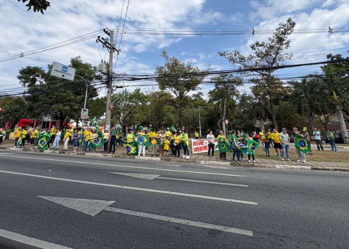 Apoiadores do ex-presidente Jair Bolsonaro se manifestando em uma pr&ccedil;a de Sorocaba
