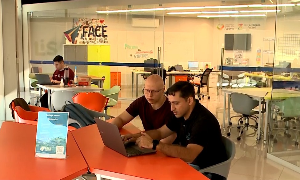 Alunos no Centro de Empreendedorismo da Facens.