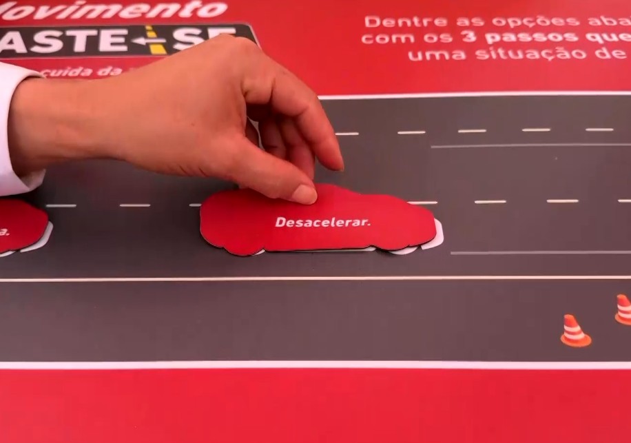 M&atilde;o segurando um papel de instru&ccedil;&otilde;es.