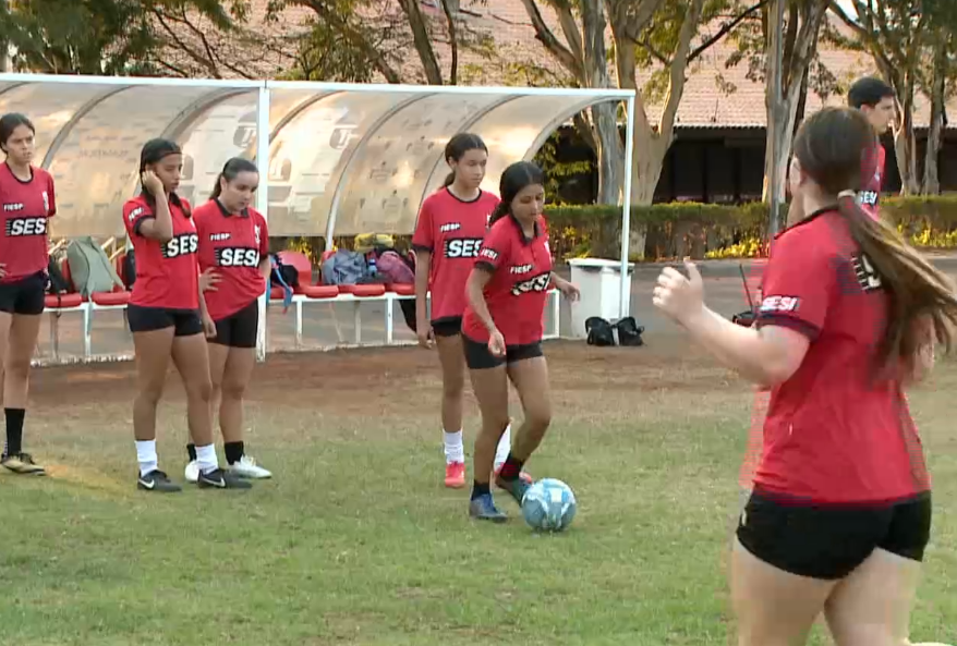 Alunas do time de futebol feminino do Sesi.