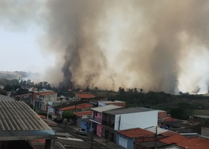 Fuma&ccedil;a do inc&ecirc;ndio em canavial de Itu