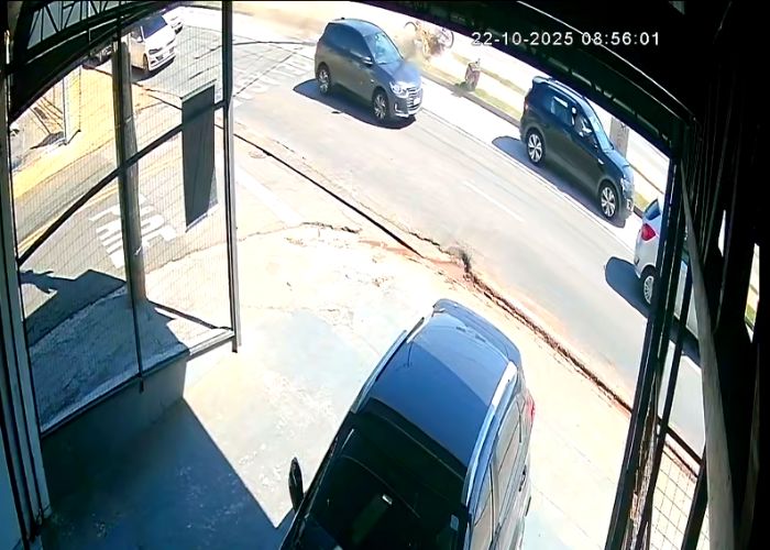 Momento que motociclista bate no poste