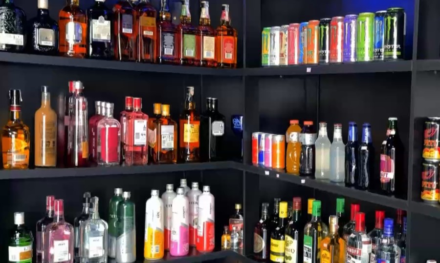 Bebidas expostas em prateleiras.
