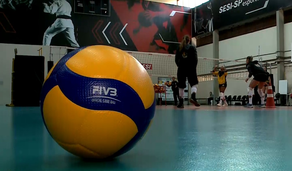Bola de v&ocirc;lei no ch&atilde;o da quadra.