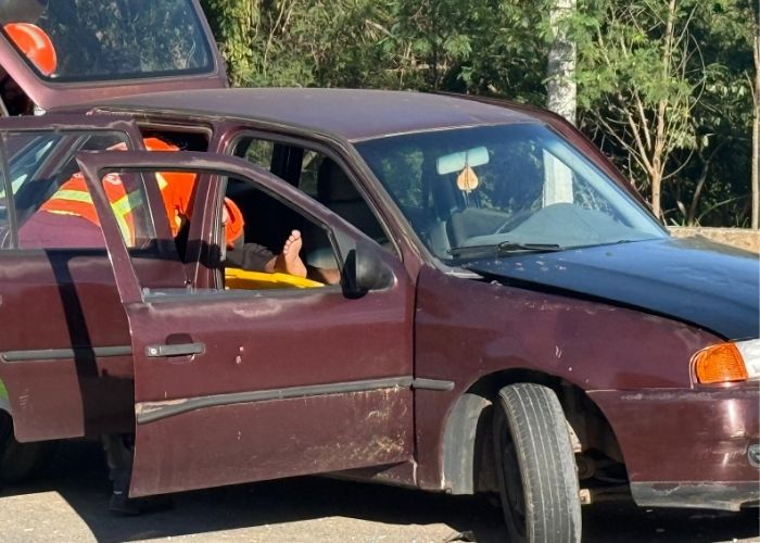 Homem preso no carro