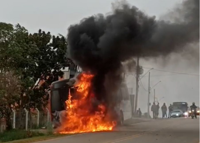 &ocirc;nibus pega fogo com alunos