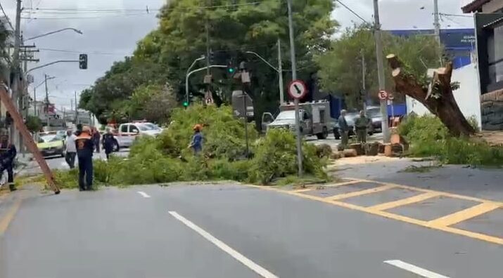 A passagem de uma frente fria pelo estado de S&atilde;o Paulo deixou estragos em Jundia&iacute; na manh&atilde; deste domingo (19).