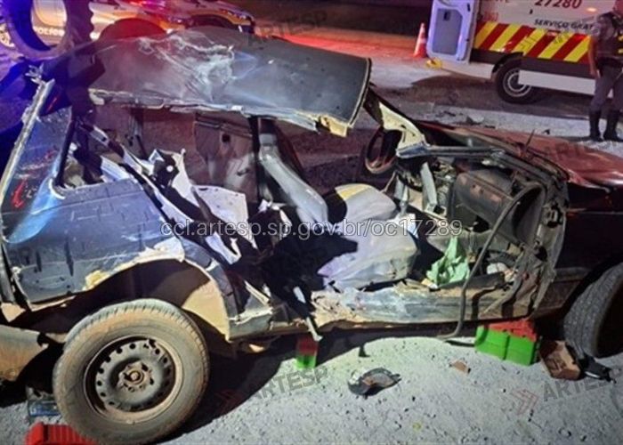 Carro ap&oacute;s acidente