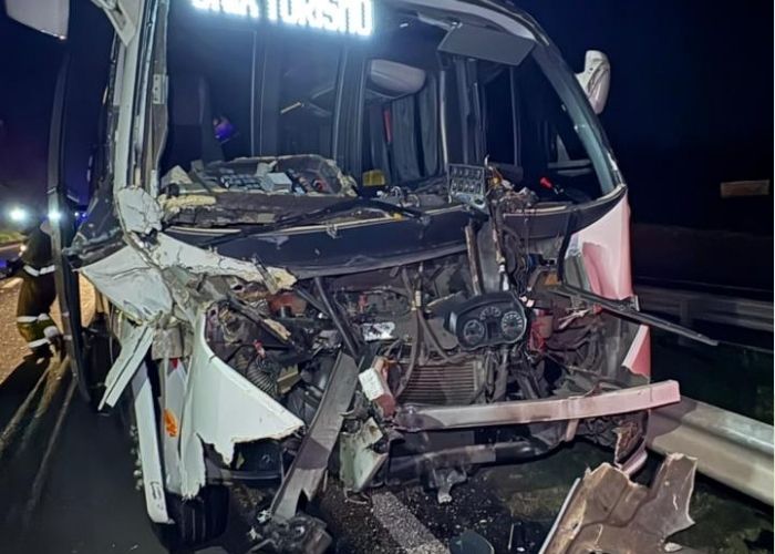 Acidente com micro-ônibus da prefeitura de Itapeva deixa feridos em Araçoiaba da Serra