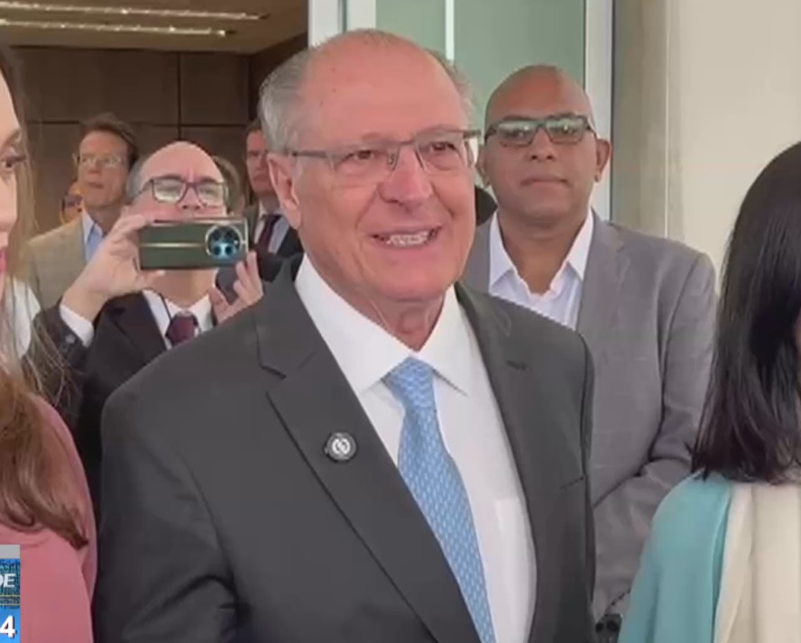 Alckmin falando em entrevista.