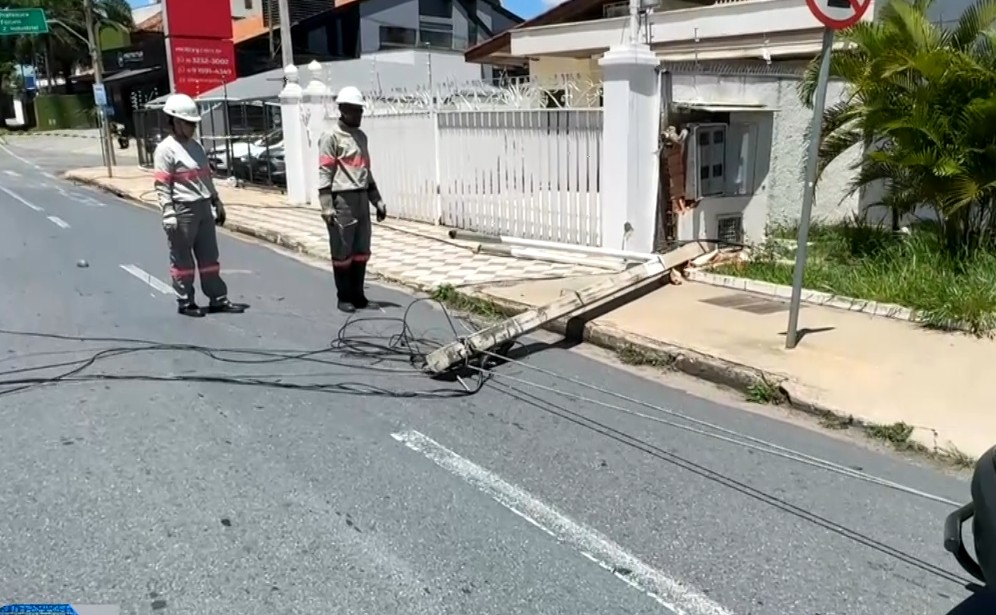 Imagem do poste ca&iacute;do no ch&atilde;o.