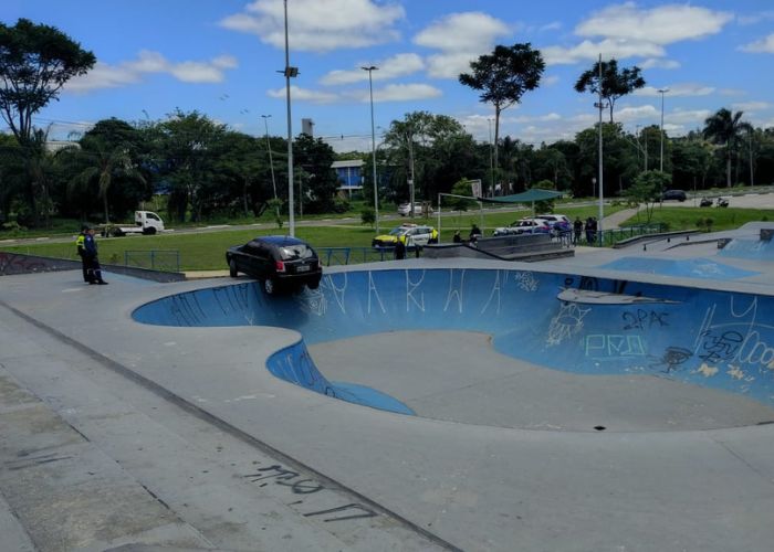 Carro fica travado na pista de skate do Parque das &Aacute;guas