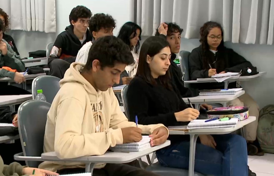 Alunos reunidos em sala de aula.