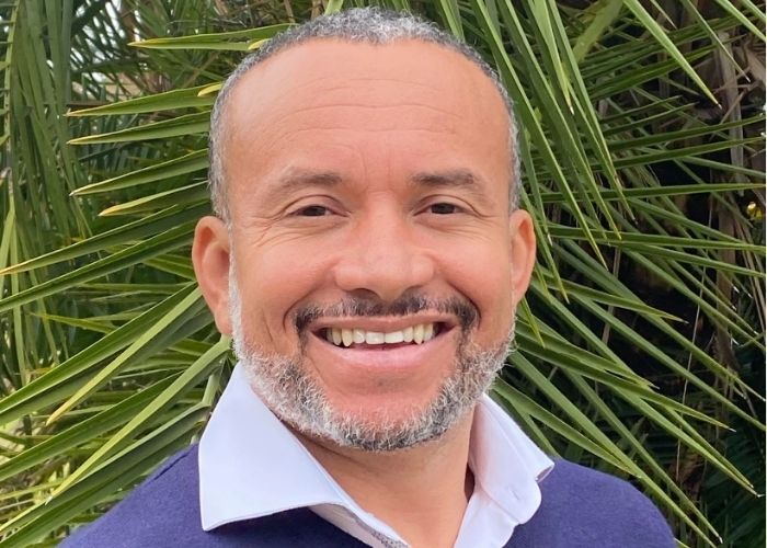 Conhecido como DJ Delcinho, o vereador de Alum&iacute;nio Adelcio Pereira dos Santos morreu neste s&aacute;bado (29), aos 50 anos.