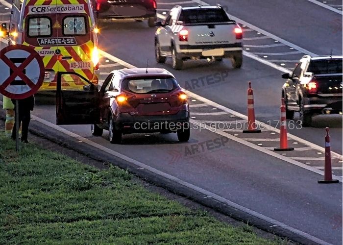 Imagem do carro da v&iacute;tima parado na estrada
