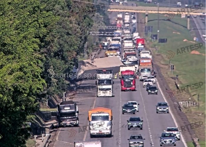 Imagem da carreta ca&iacute;da e do congestionamento.