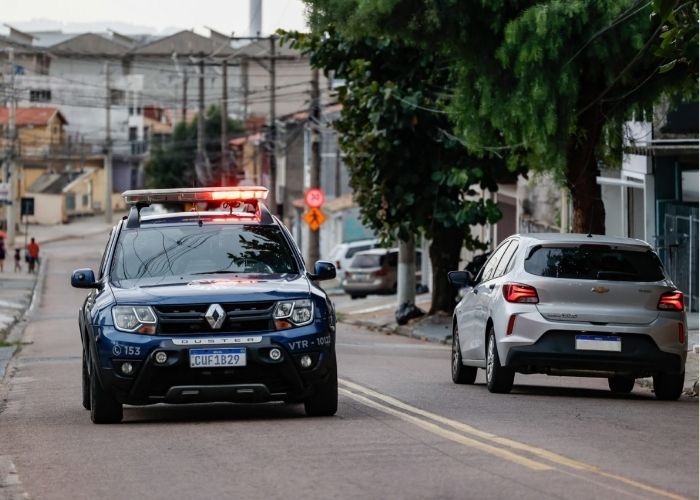 Imagem de uma viatura da pol&iacute;cia fazendo ronda