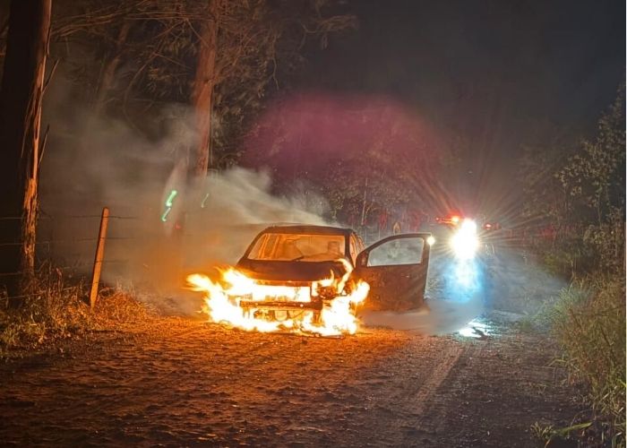 Imagem do carro da v&iacute;tima em chamas