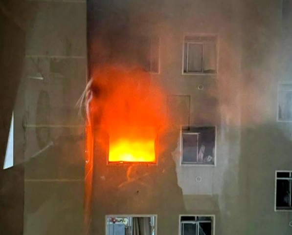 Imagem do pr&eacute;dio pegando fogo.